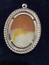 Load image into Gallery viewer, Cameo Flower Oval
